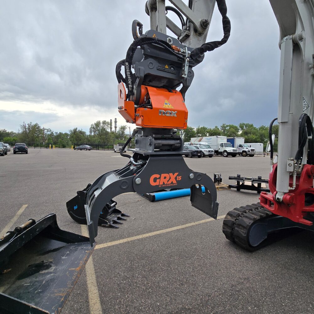 NOX TR07 tiltrotator with ripper tooth